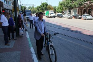 Bursa'da milletvekilinden ulaşım zammına bisikletli protesto