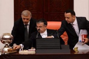TBMM Başkanı İsmet Yılmaz a&ccedil; kapa yaptı Meclis gerildi