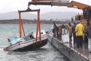 G&ouml;&ccedil;men teknesi battı: &Ouml;l&uuml; ve yaralılar var