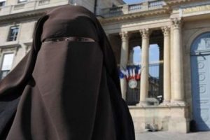 Fransa'da M&uuml;sl&uuml;man kadının yurt dışı yasağı bozuldu