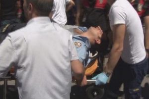 Kavgayı ayırmaya &ccedil;alışan polis bı&ccedil;akla yaralandı