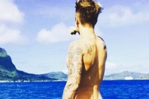 Justin Bieber'dan tatilde &ccedil;ıplak poz...