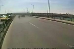 Motosiklet b&ouml;yle takla attı !