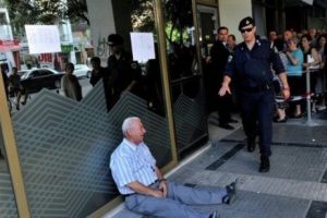 Banka &ouml;n&uuml;nde ağlayan Yunan emekliye Avustralya'dan yardım