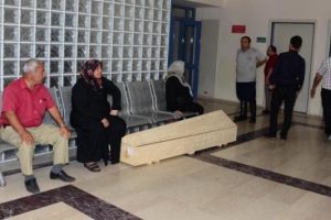 5 dakika arayla &ouml;len &ccedil;iftin cenazeleri tabutla defnedilecek