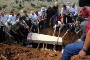 Peş peşe &ouml;len &ccedil;ift, tabutlarıyla defnedildi