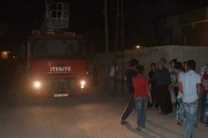 Mahalleli itfaiye aracını rehin aldı!