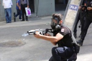 Bursasporlu taraftarı k&ouml;r eden plastik mermi i&ccedil;in 2 polise dava a&ccedil;ıldı!