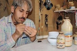 Fatiha Suresi'ni pirince yazıyor