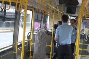 İstanbul'da otob&uuml;ste silahlı kavga: 1 yaralı