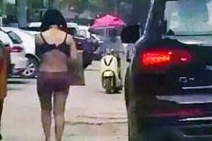Eşini &ouml;nce d&ouml;vd&uuml;, sonra sokakta &ccedil;ıplak gezdirdi