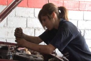Motor merakı gen&ccedil; kızı oto tamircisi yaptı