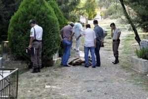 Son nefesini eşinin kabri başında verdi!