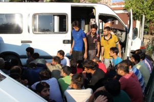 13 kişilik minib&uuml;sten 38 ka&ccedil;ak g&ouml;&ccedil;men &ccedil;ıktı