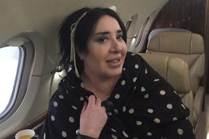 Ebru G&uuml;ndeş Nur Yerlitaş'ı eşinin u&ccedil;ağıyla aldırdı...