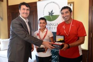 Bursalı d&uuml;nya şampiyonu Song&uuml;l altınla &ouml;d&uuml;llendirildi