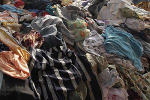 Giysi yardımında izdiham &ccedil;ıktı! 23 &ouml;l&uuml;...