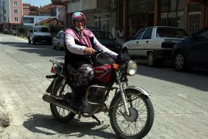 Yaşı 98 ama motosikletten vazge&ccedil;emiyor