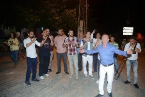 Sahura orkestra eşliğinde kalktılar