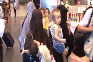 &Ccedil;in'e iade edilmesi beklenen Uygur T&uuml;rkleri İstanbul'a getirildi