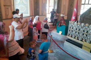 Padişah t&uuml;rbelerine ayakkabı ile girmek artık yasak