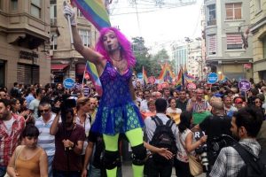 Bursa'daki LGBTİ y&uuml;r&uuml;y&uuml;ş&uuml; iptal edildi