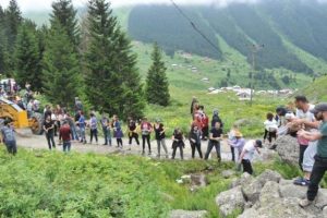 Yeşil Yol i&ccedil;in komando eşliğinde iş makinesi getirdiler, Rizeli yine 'Dur' dedi