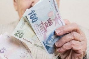 Emeklileri sevinderecek haber, Bayramdan &ouml;nce zamlı maaş hesapta!