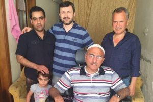Suriyeli engelli esnafa Bursalı işadamından ak&uuml;l&uuml; sandalye&nbsp;