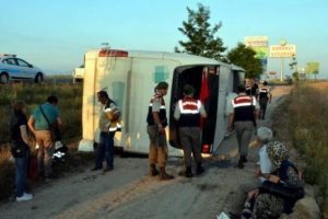 Niğde'de yolcu otob&uuml;s&uuml; devrildi: 25 yaralı