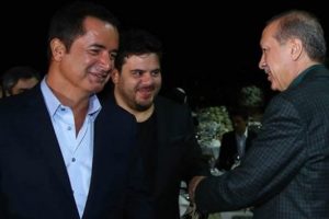 Cumhurbaşkanı iftar yemeğinde &uuml;nl&uuml; isimlerle buluştu