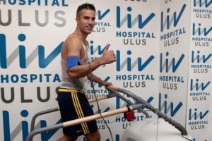 Van Persie sağlık kontrol&uuml;nden ge&ccedil;ti
