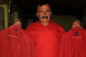 41 yıldır sadece 'kırmızı g&ouml;mlek' giyiyor