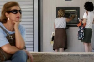 Komşuda bankalar iki g&uuml;n daha kapalı