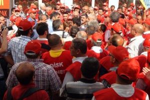 DİSK &ouml;n&uuml;nde yangın s&ouml;nd&uuml;rme t&uuml;pl&uuml;, yumruklu, tekmeli kavga &ccedil;ıktı