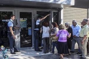 Yunanistan'daki bankalar anlaşmaya rağmen kapalı
