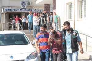 Bursa'da 'torbacı'lara sahur s&uuml;rprizi! Davulcu sandılar, polis &ccedil;ıktı...