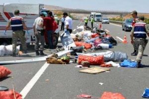 Hatay'da iş&ccedil;i kamyonu devrildi! 3 &ouml;l&uuml;, 13 yaralı