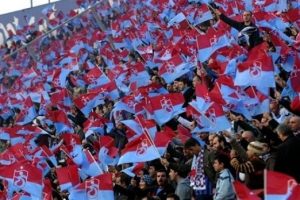 Trabzonspor taraftarlarından zamlı biletlere tepki!