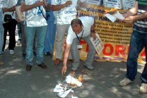 Maaş zammını protesto i&ccedil;in bordrolarını yaktılar