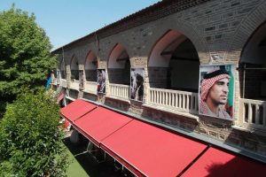 Bursa'da d&uuml;nyadan y&uuml;zler han duvarlarında