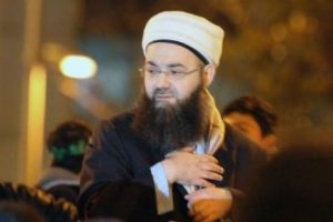 C&uuml;bbeli Ahmet Hoca'ya 'kadın doktor'