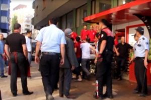 İftar &ouml;ncesi karpuz kavgası: 6 yaralı