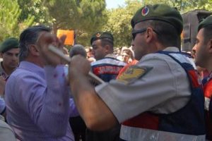 Karaburun'da RES toplantısı protesto edildi, arbede &ccedil;ıktı