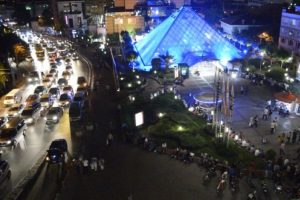 Bursa sokaklarında gece hareketliliği