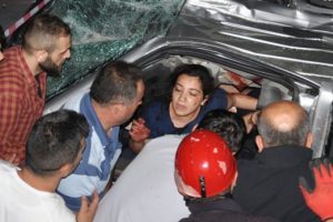 Ara&ccedil;ta sıkışan s&uuml;r&uuml;c&uuml;: Ben &ccedil;ıkarım, kardeşime bakın