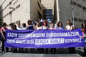 Bursa'da 20 yaşındaki kıza tecav&uuml;z davası &ouml;ncesi 'adalet' istediler!