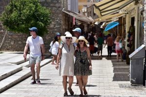 Tatilcileri ka&ccedil;ak acentadan 'melek' koruyacak
