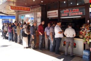 Maaş kuyruğu değil! Akın ettiler...