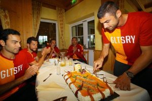 Burak Yılmaz'a doğum g&uuml;n&uuml; s&uuml;rprizi